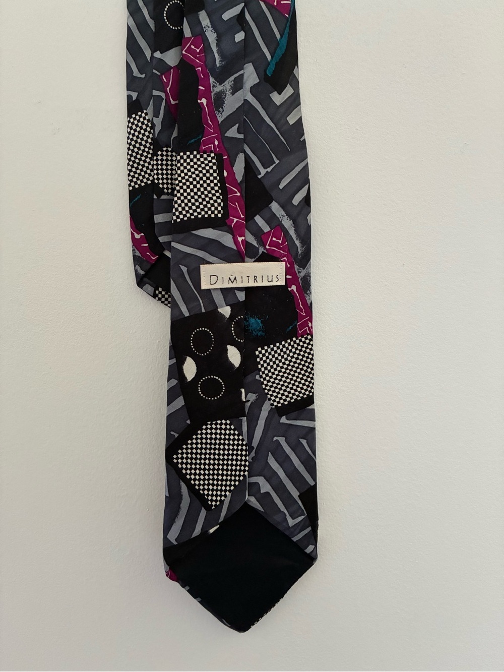 DIMITRIUS Men’s Patterned Gray and Black 80s style silk necktie